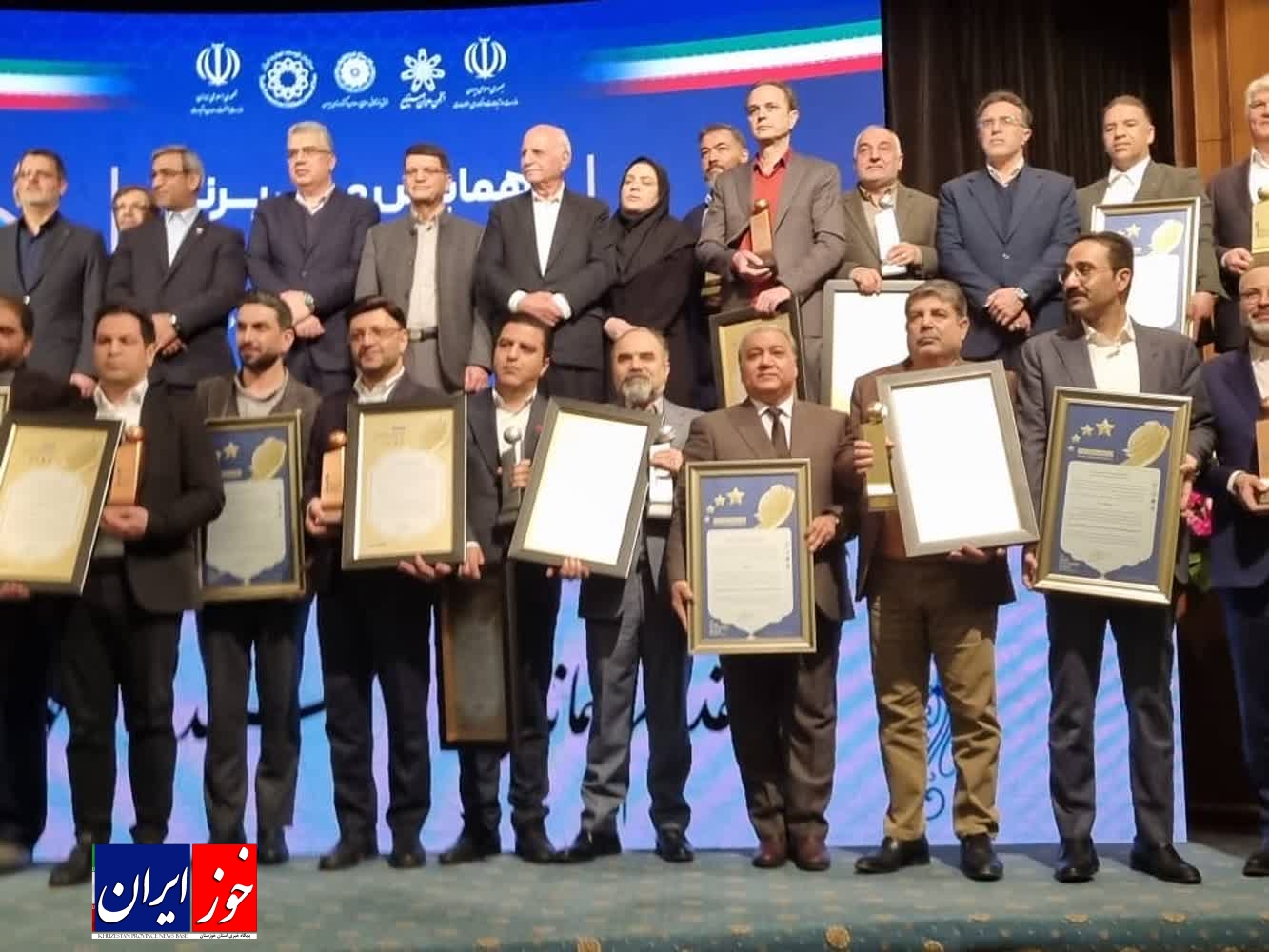 دریافت تندیس زرین جشنواره ویژند شرکت پتروشیمی مارون