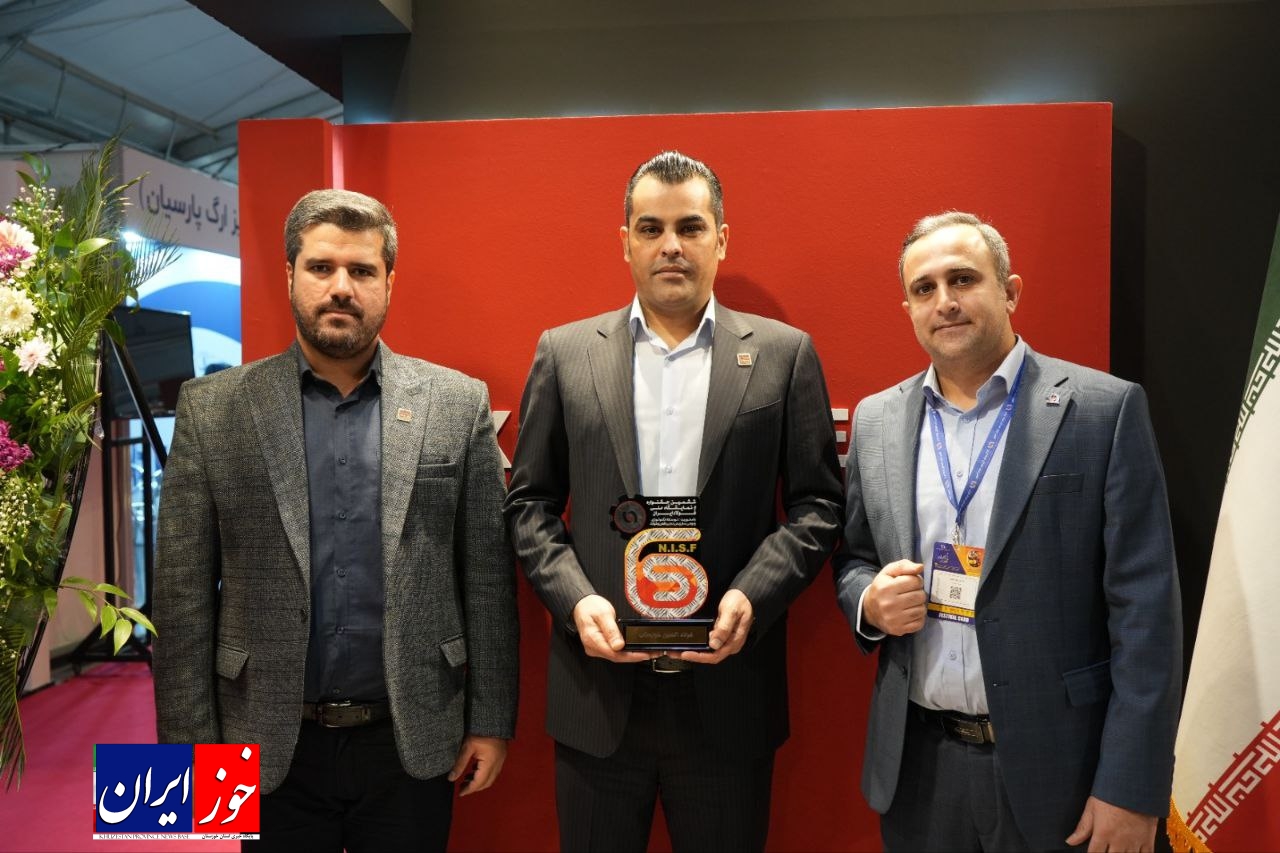 افتخاری دیگر برای فولاد اکسین؛ تندیس انجمن فولاد ایران در دستان فولاد مردان اکسین خوزستان